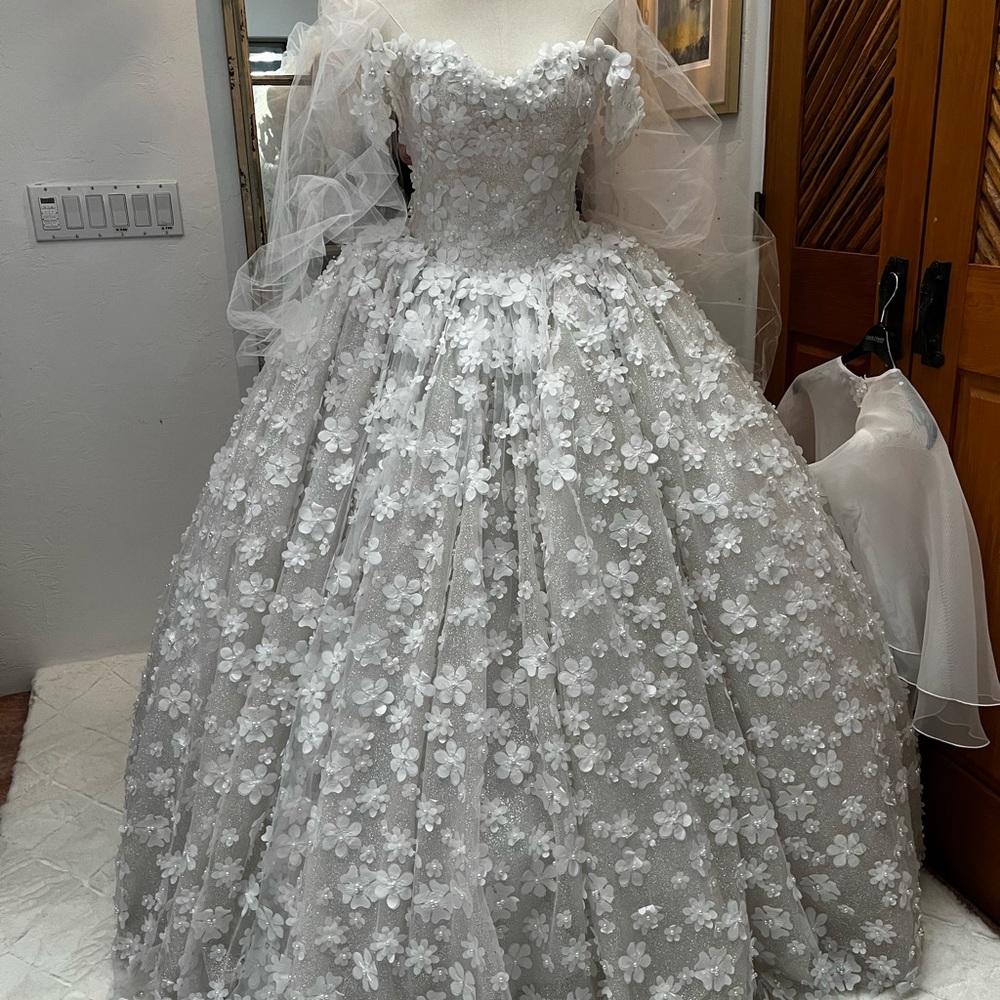 Gorgeous custom bridal gown. See details in photos. - Picture 3 of 10